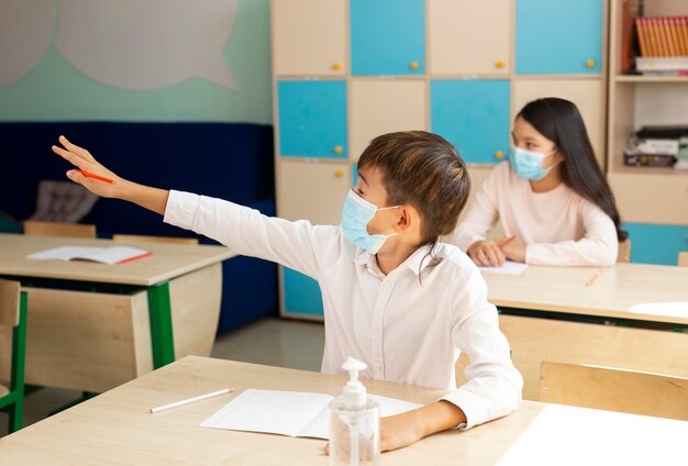 Niños en la escuela durante el concepto de covid.