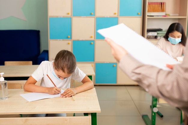 Niños en la escuela durante el concepto de covid.