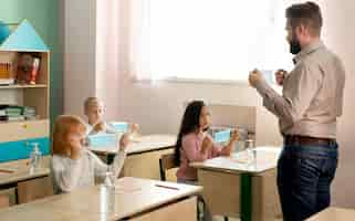 Foto gratuita niños en la escuela durante el concepto de covid.