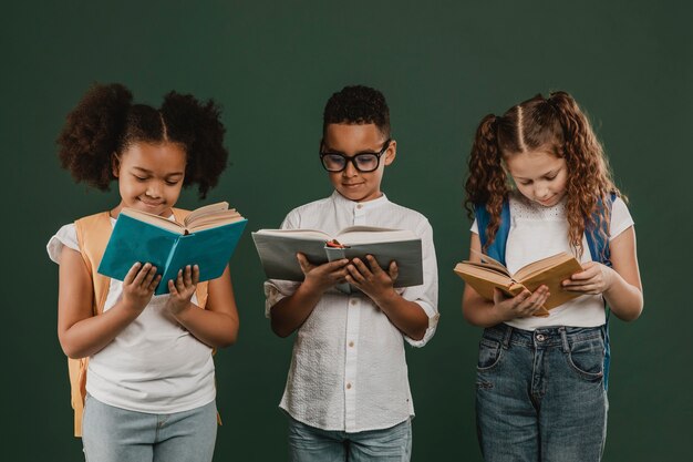 Niños de la escuela de vista frontal leyendo