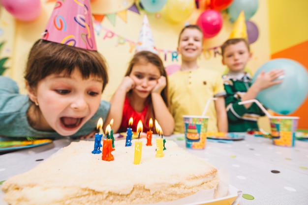 Niños esperando pastel de cumpleaños