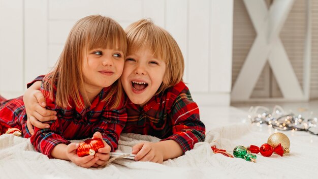 Los niños están cerca el día de Navidad con espacio de copia