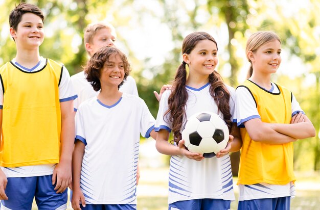 Foto gratuita los niños están listos para jugar un partido de fútbol.