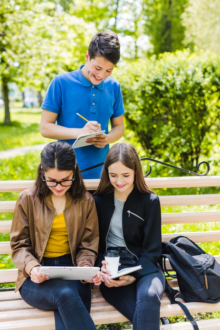 Foto gratuito niños estudiando al aire libre