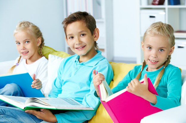 Niños estudiando en casa