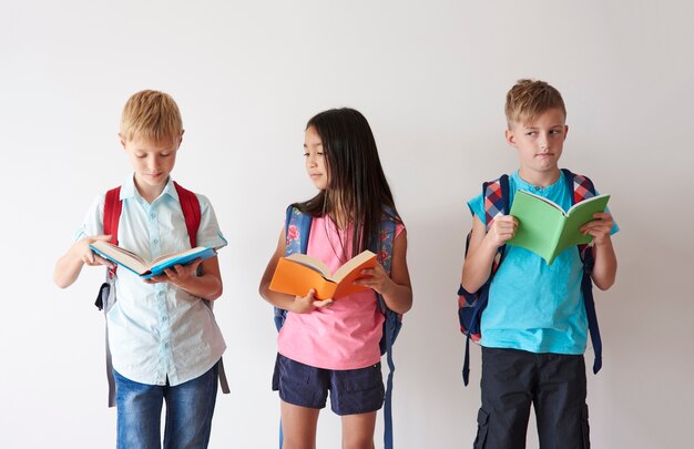 Niños estudiando duro para la próxima lección.