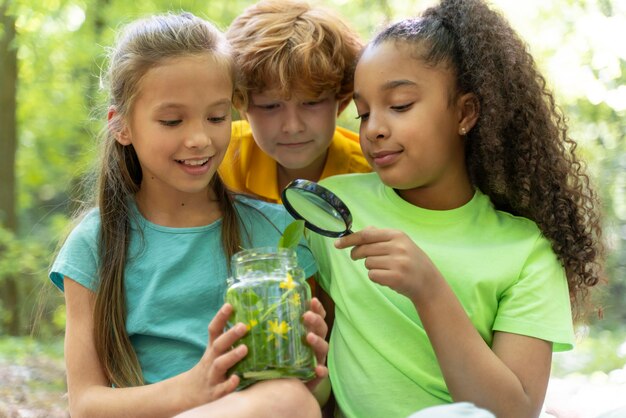 Niños explorando juntos la naturaleza.