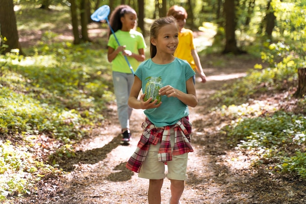 Foto gratuita niños explorando juntos la naturaleza.