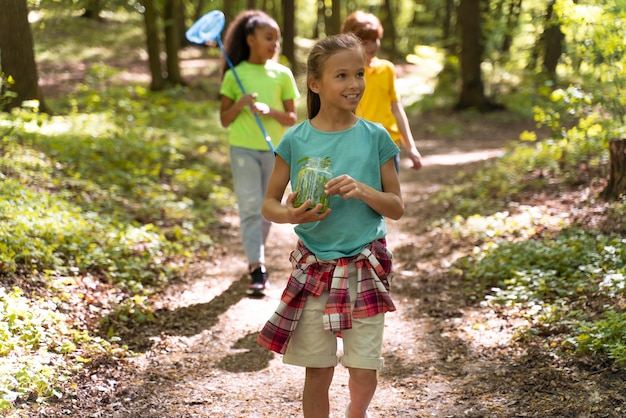 Niños explorando juntos la naturaleza.