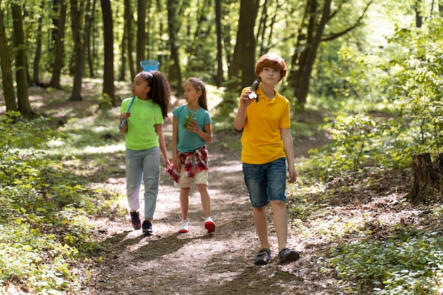 Foto gratuita niños explorando juntos la naturaleza.