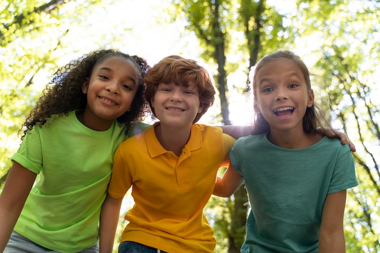 Foto gratuito niños explorando juntos la naturaleza.