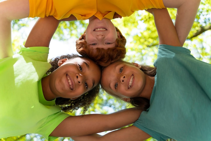 Foto gratuito niños explorando juntos la naturaleza.