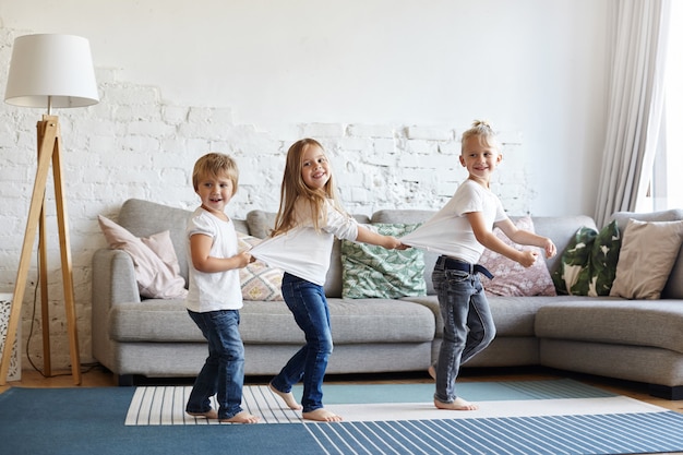 Los niños expresivos están posando en la casa.