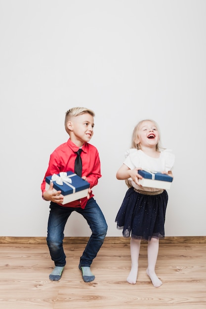 Niños felices con cajas de regalo