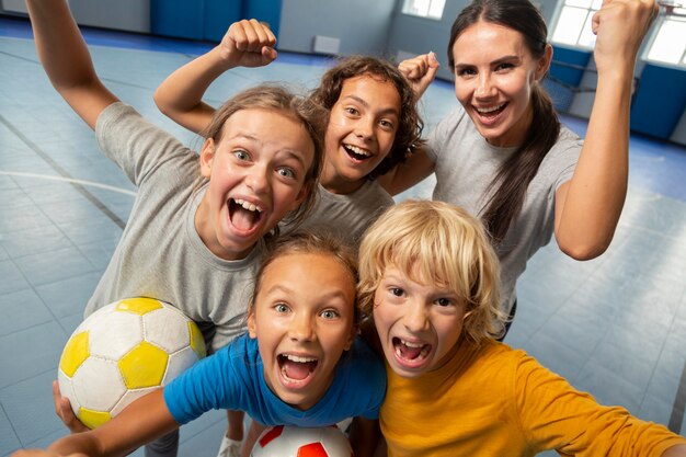 Niños felices disfrutando de su clase de gimnasia