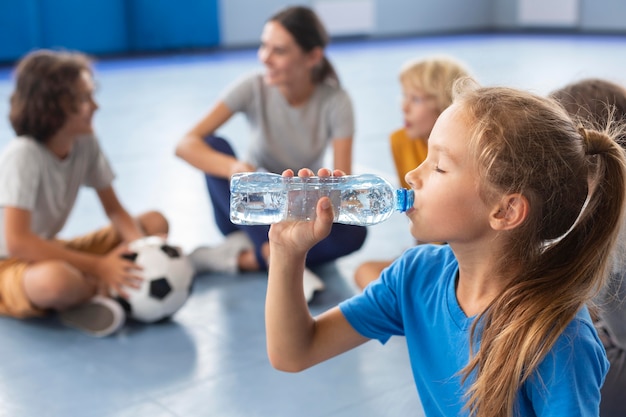 Niños felices disfrutando de su clase de gimnasia