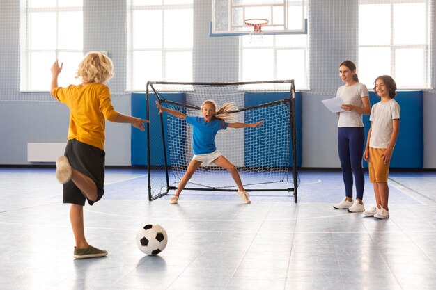 Niños felices disfrutando de su clase de gimnasia