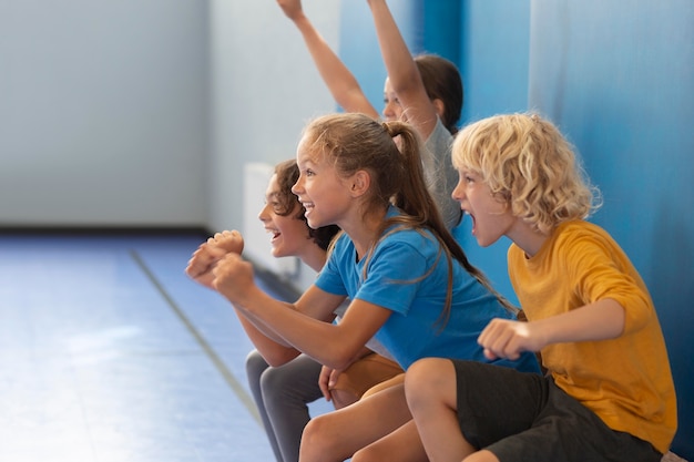 Foto gratuita niños felices disfrutando de su clase de gimnasia