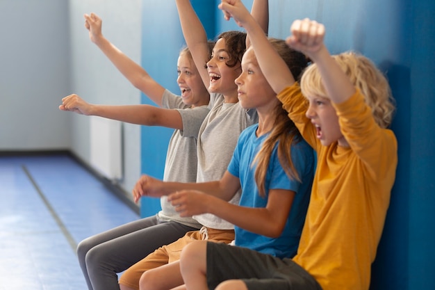 Niños felices disfrutando de su clase de gimnasia