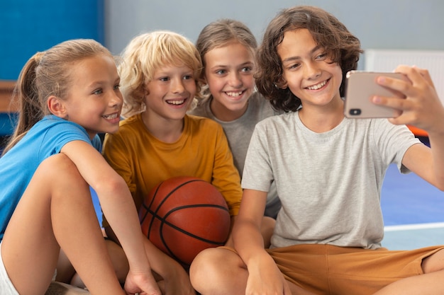 Niños felices disfrutando de su clase de gimnasia