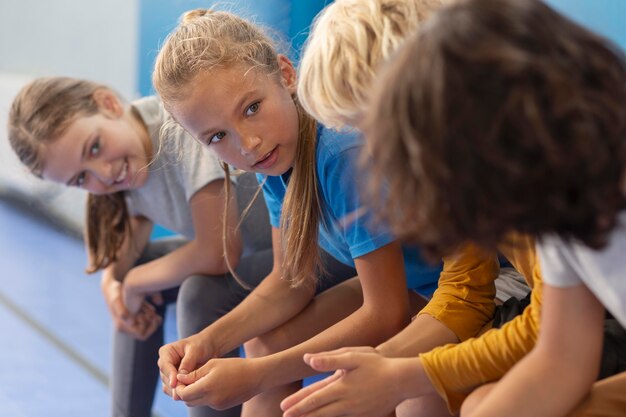 Niños felices disfrutando de su clase de gimnasia