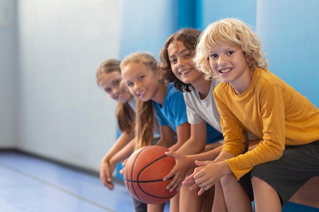 Niños felices disfrutando de su clase de gimnasia