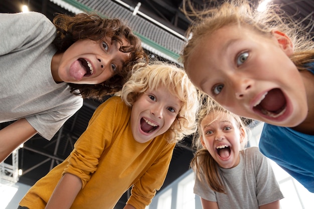 Foto gratuita niños felices disfrutando de su clase de gimnasia