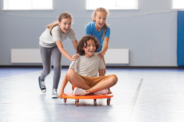 Niños felices disfrutando de su clase de gimnasia