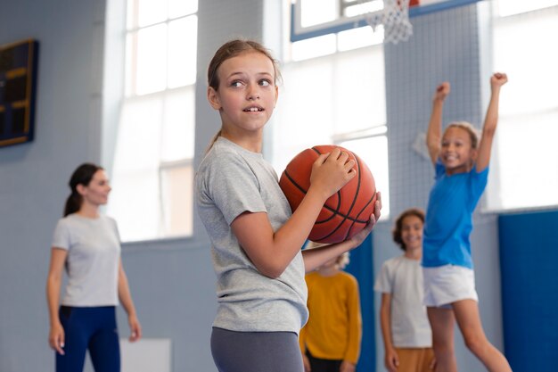 Niños felices disfrutando de su clase de gimnasia