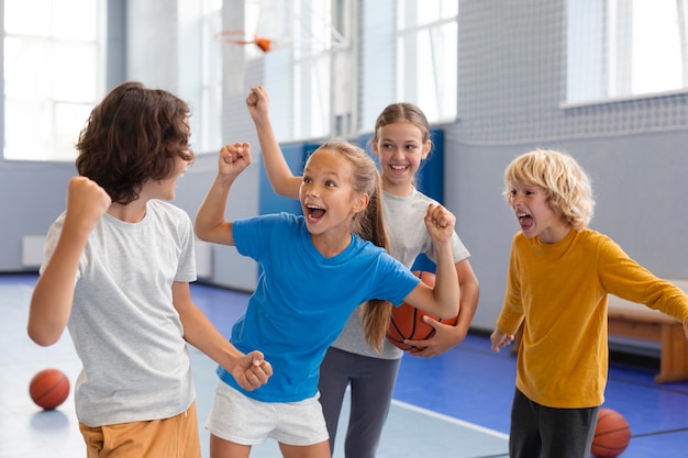 Niños felices disfrutando de su clase de gimnasia