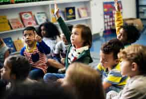 Foto gratuita niños felices en la escuela primaria