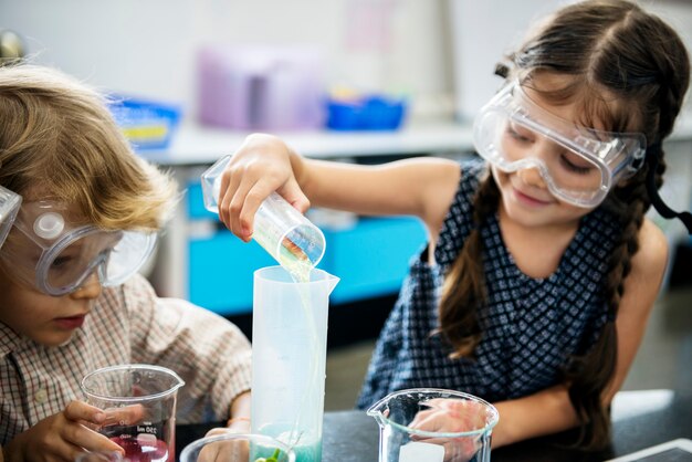 Niños felices en la escuela primaria