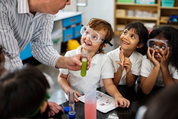 Niños felices en la escuela primaria