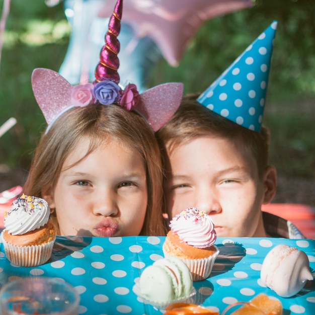 Niños felices en fiesta de cumpleaños