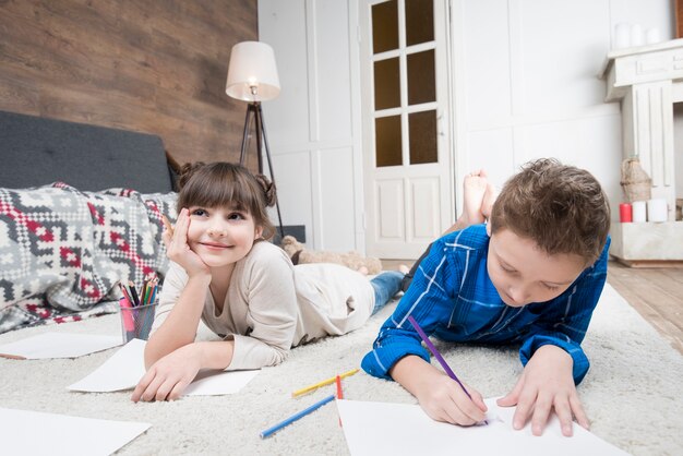 Niños felices haciendo deberes