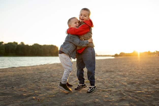 Niños felices jugando al aire libre