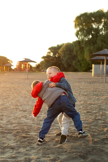 Foto gratuita niños felices jugando al aire libre