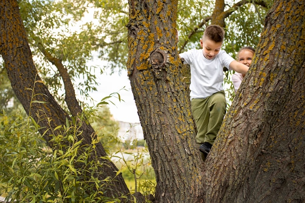 Niños felices jugando al aire libre