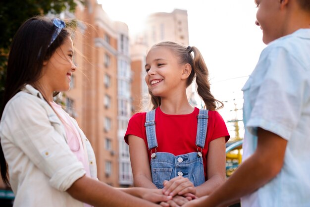 Niños felices juntando sus manos