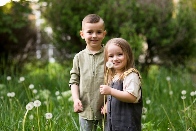 Niños felices juntos en la naturaleza