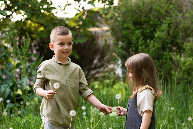 Foto gratuita niños felices juntos en la naturaleza