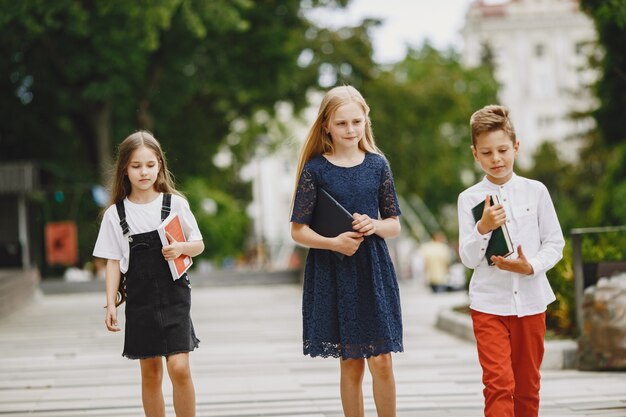 Los niños felices pasan tiempo juntos cerca y sonríen