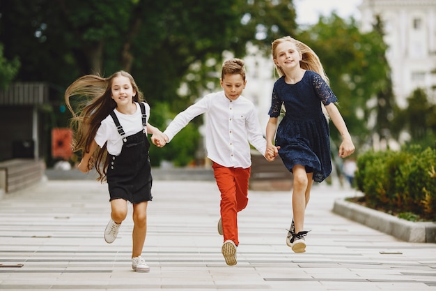 Los niños felices pasan tiempo juntos en una ciudad de verano