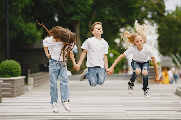 Los niños felices pasan tiempo juntos en una ciudad de verano