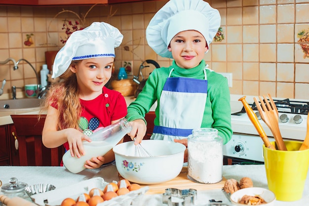 Foto gratuita niños felices preparan la masa