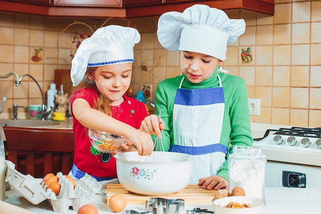 Foto gratuita niños felices preparan la masa