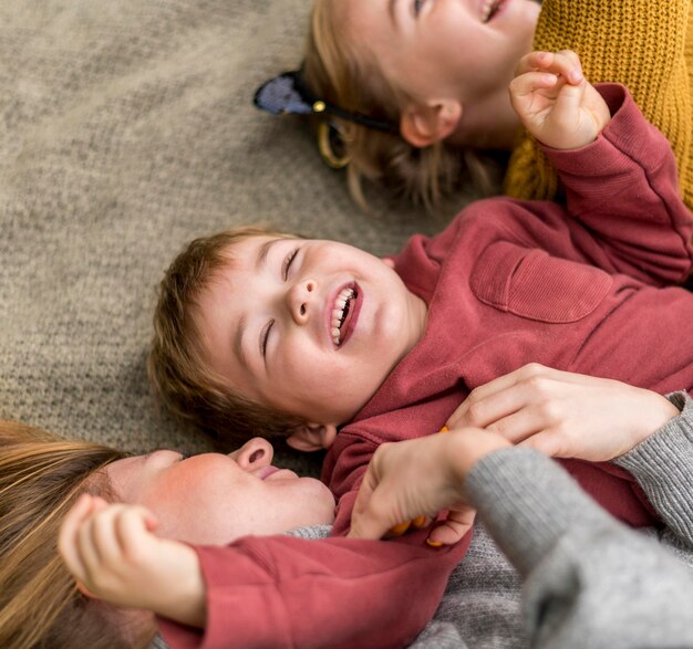 Niños felices de primer plano con la madre