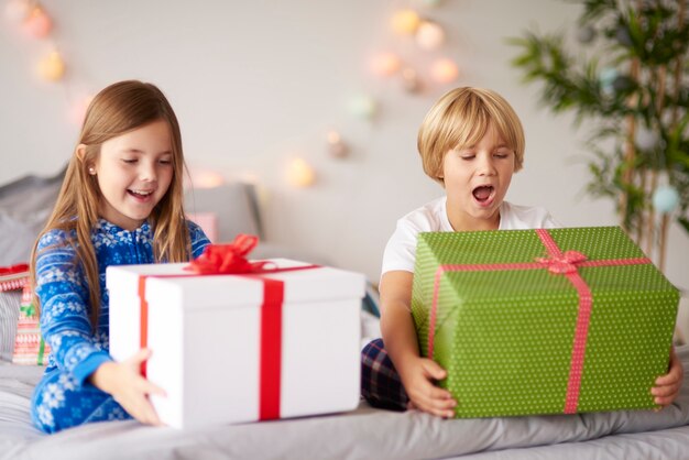 Niños felices con regalos de Navidad