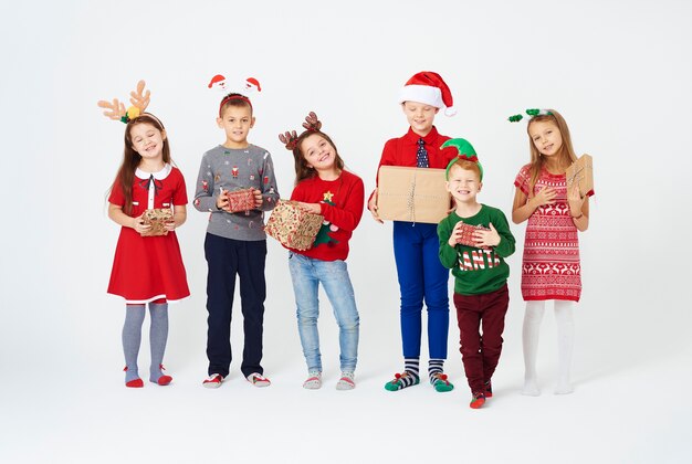 Niños felices con regalos de navidad