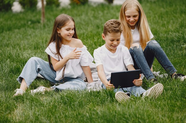 Niños felices sentados juntos cerca y sonrisa